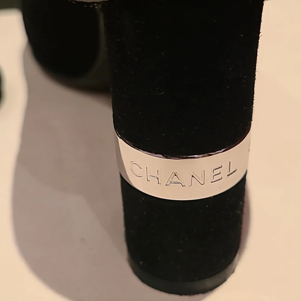 CHANEL black suede pumps with chrome and patent leather details. Size 40 - Picture 4 of 16